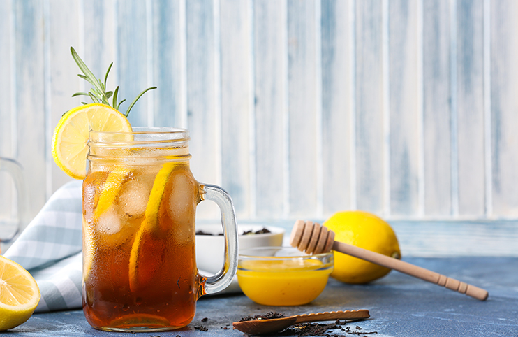 Mason jar of cold black tea with lemon